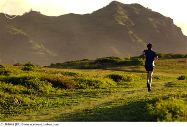 young_man_running_in_mountains_hawaii_chj06045.jpg