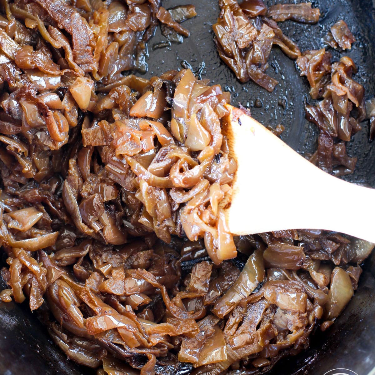 Slow Cooker Caramelized Onions - Hungry Hobby