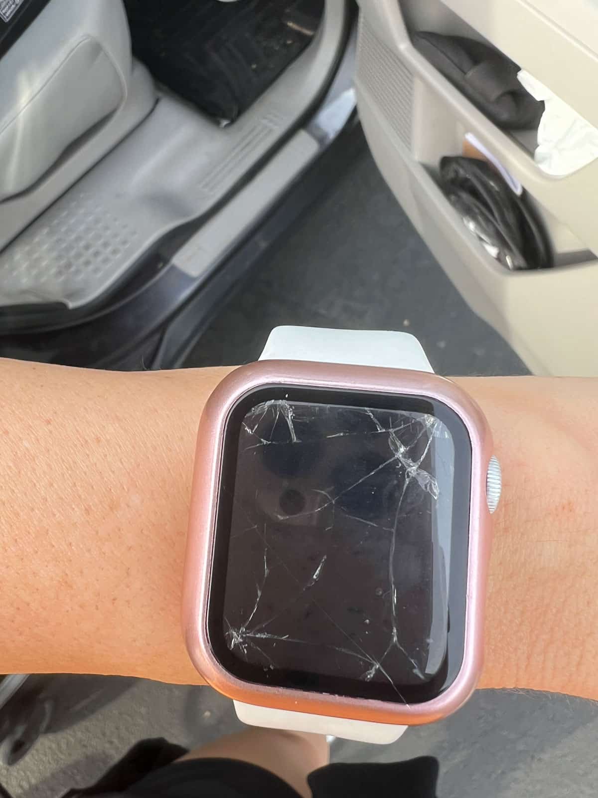 apple watch cracked on caharger